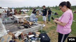 Carla Arendal menengok tempat tinggalnya yang hancur akibat tornado di Vilonia, negara bagian Arkansas.