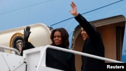 Presiden AS Barack Obama dan ibu negara Michelle Obama berangkat dari pangkalan udara Andrews menuju Johannesburg, Afrika Selatan (9/12). 