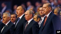 Presiden Turki Recep Tayyip Erdogan (kanan), didampingi Presiden Rusia Vladimir Putin (tengah) dalam Kongres Energi Dunia di Istanbul (10/10). (AP/Emrah Gurel)