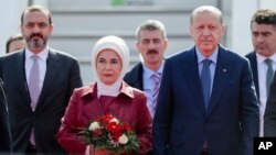 Presiden Turki Recep Tayyip Erdogan (kedua dari kanan) dan ibu negara Emine Erdogan tiba di Berlin, untuk kunjungan kenegaraan tiga hari ke Jerman, Kamis (27/9). 