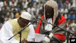 Le nouveau president de la Gambie, Adama Barrow, signe le document de sa prestation de serment au stade de l'indépendance, à Bakau, en Gambie, 18 février 2017.