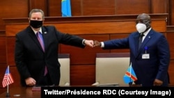 Ntoma ya Amerika Mike Hammer (G) na ministre ya Bobateli Ekolo ya RDC Aimé Ngoy Mukena na milulu mya botimami manzaka na boyokani mpo kosunga mampinga ma RDC, na alais de la Nation, Kinshasa, 28 octobre 2020. (Twitter/RDC)