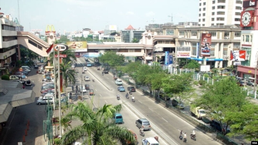 Pusat pertokoan di Mangga Dua, Jakarta. Ekonomi Indonesia mampu tumbuh 6 persen, tapi tingkat inflasi diperkirakan akan mencapai 4-6 persen tahun depan.
