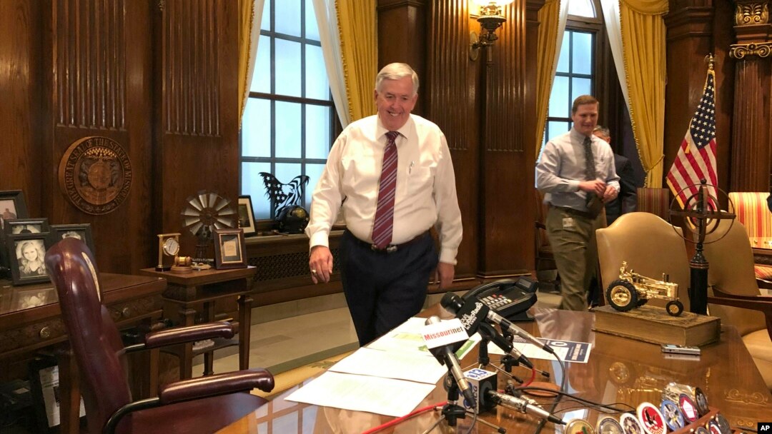 Buramatari wa reta ya Missouri Mike Parson agira atange ikiganiro ku bamenyeshamakuru i Jefferson City, Missouri, itariki 14/05/2019.