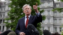 ARCHIVO: El asesor de seguridad nacional de EE.UU. John Bolton, habla con periodistas en la Casa Blanca en Washington, el 1 de mayo de 2019. REUTERS / Kevin Lamarque.