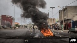 Des pneus brûlent alors que les manifestants barricadent les rues de Cadjehoun, fief de l'ancien président du Bénin, Thomas Yayi Boni, le 2 mai 2019 à Cotonou.
