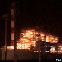 Nhà máy nhiệt điện Duyên Hải I & III hoạt động phát điện 7/24; do hình chụp ban đêm không thấy được những cụm khói than đen thoát ra khỏi ống khói nhà máy. [photo by Ngô Thế Vinh, 12.12.2017]