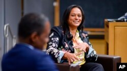 Un tribunal en Angola ordenó congelar las cuentas bancarias y confiscar las acciones de Isabel Dos Santos en compañías locales, incluidas las de la firma de telecomunicaciones Unitel, el banco BFA y la compañía de cemento Cimangola.