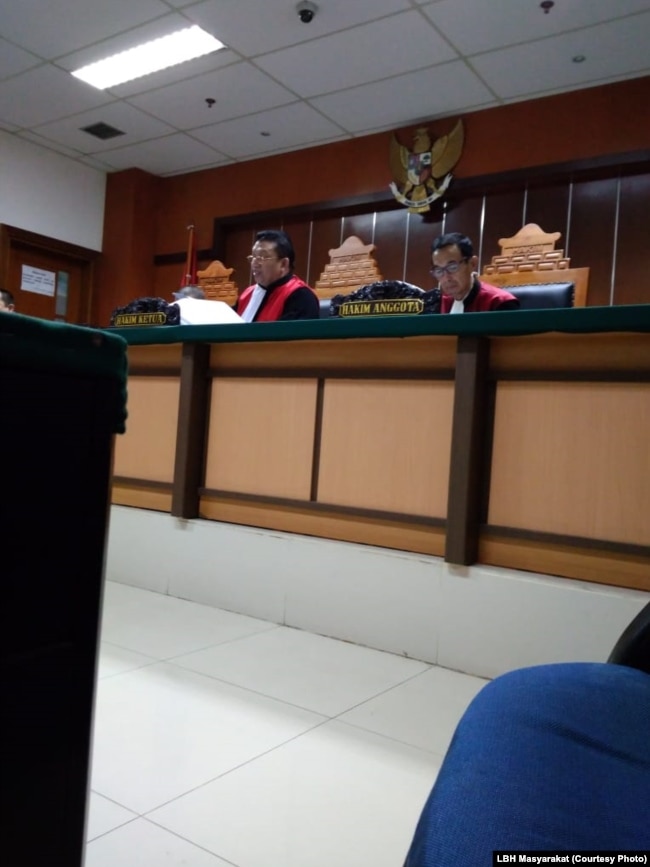 Majelis hakim kasus Santa saat memimpin persidangan pada 2017 di PN Jakarta Barat. (Foto: dokumentasi LBH Masyarakat)