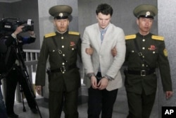 ນັກສຶກສາຊາວອາເມຣິກັນ ທ້າວ Otto Warmbier, ກາງ, ໄດ້ຖືກຄຸມຕົວ ໄປຍັງສານສູງສຸດໃນພຽງຢາງ, ເກົາຫຼີເໜືອ, 16 ມີນາ, 2016.