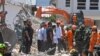 Presiden Joko Widodo mengawasi proses evakuasi korban dekat puing-puing Hotel Roa-Roa setelah gempa kuat di Palu, Sulawesi Tengah, 3 Oktober 2018.