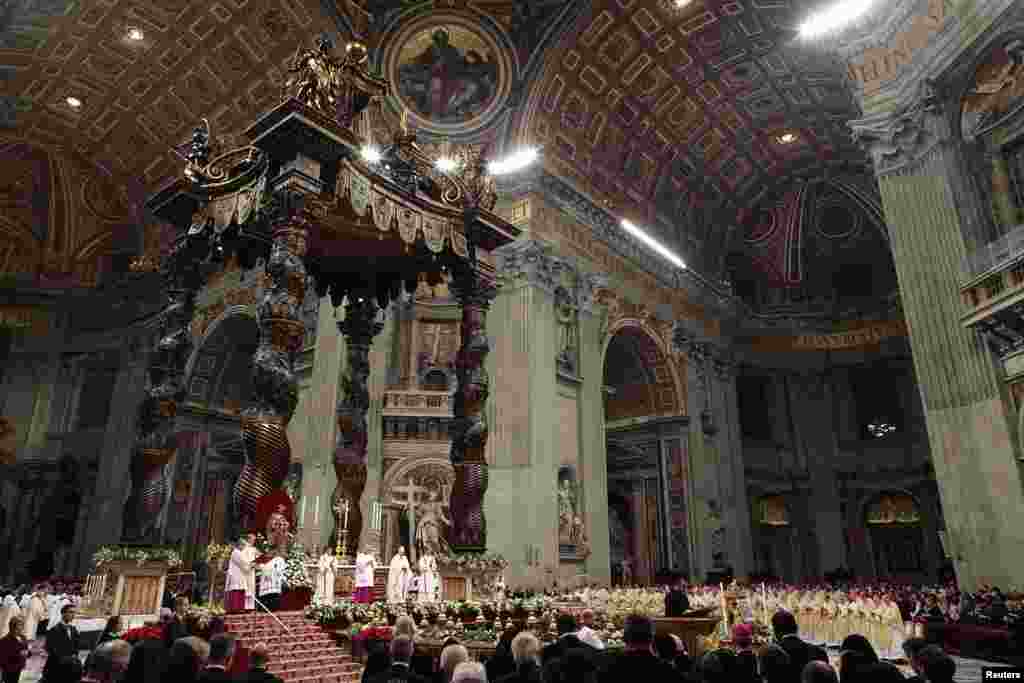 Paus Fransiskus merayakan misa Malam Natal di Basilika Santo Petrus di Vatikan (24/12).