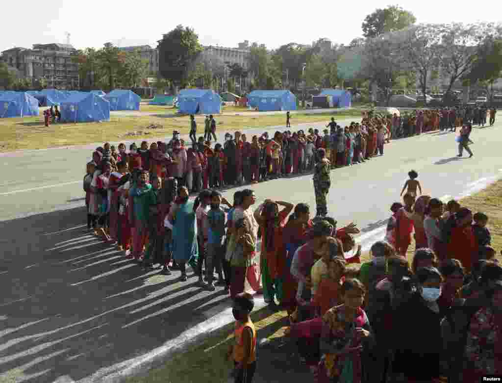 نیپال میں زلزلہ متاثرین کے لیے قائم کیمپ میں خواتین خوراک حاصل کرنے کے لیے قطار میں کھڑی ہیں۔