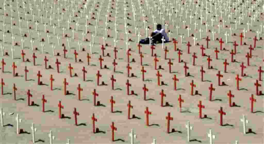 Una de las playas en California instaló cientos de cruces para simbolizar el cementerio de Arlington, en Virginia, en donde se encuentran la mayoría de soldados caídos en las guerras de Irak y Afganistán.