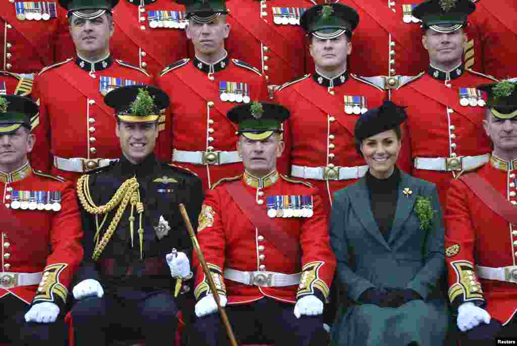Принц Уильям и его супруга герцогиня Кембриджская Кэтрин позируют на фото перед парадом Святого Патрика. 17 марта 2013 года, Лондон