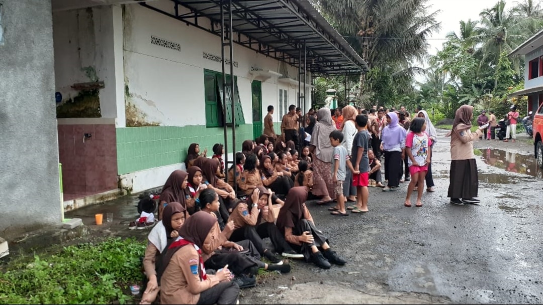 Lebih dari 250 siswa jatuh ke Sungai Sembor yang meluap ketika sedang melaksanakan kegiatan menyusuri sungai di Sleman, DI Yogyakarta. (Courtesy : BNPB)