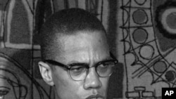 Malcolm X berbicara pada pers di Park Sheraton Hotel di New York, 12 Maret 1964. (Foto: dok.)