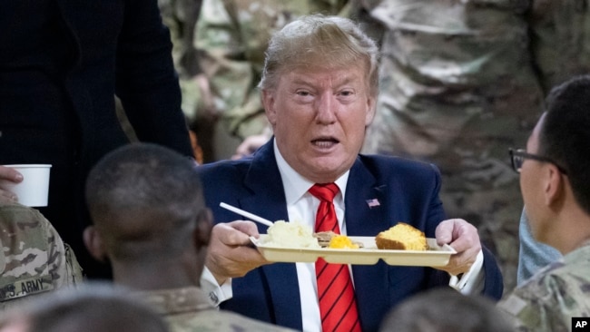 美国总统特朗普突访阿富汗，请美军吃感恩节火鸡。(2019年11月28日)