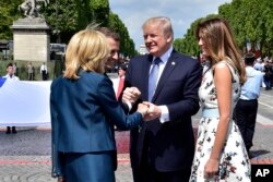 Elpresidente de Francia Emmanuel Macron y su esposa Briggite se despiden del presidente de Estados Unidos Donald Trump y su esposa Melania, al concluir la visita del segundo, en la que fue huésped de honor en el desfile por el Día de la Bastilla. Julio 14 de 2017.