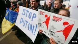 Акция протеста против российской агрессии в Киеве. Архивное фото. 7 марта 2014.
