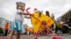 В Украине волонтеры помогают детям переселенцев справиться со стрессом