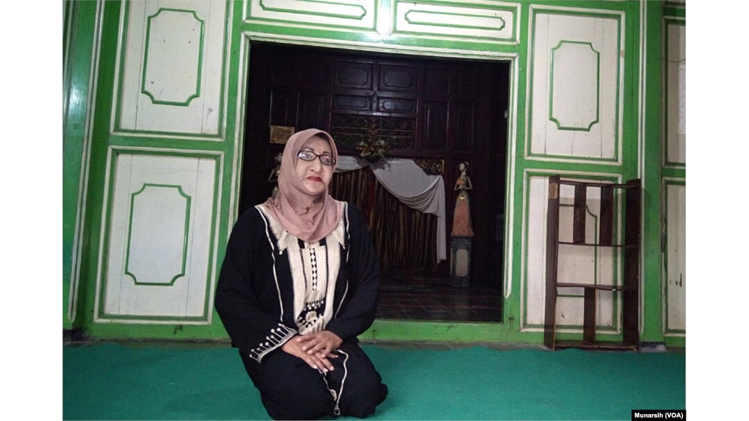 Shinta Ratri duduk di bagian teras (depan) dari rumahnya yang selama ini dijadikan pesantren waria AL Fatah di mana para waria belajar tentang agama Islam. (Foto: VOA/Munarsih)