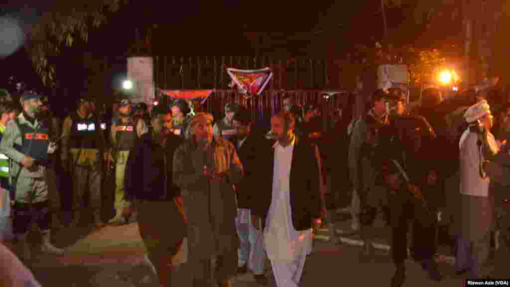 پاکستان میں حالیہ ہفتوں میں ملک میں امام بارگاہوں پر ہونے والا یہ چوتھا حملہ ہے۔