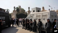 Pasukan keamanan Mesir berjaga-jaga di depan Universitas Kairo (foto: dok).