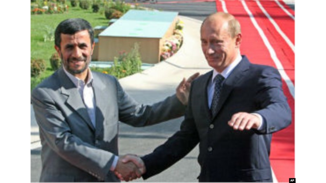 Rossiya Eron bilan kuchli iqtisodiy va do'stona aloqalarga ega. Suratda Eron Islom Respublikasi prezidenti Mahmud Ahmadinajod (chapda) Rossiya prezidenti Vladimir Putin bilan.