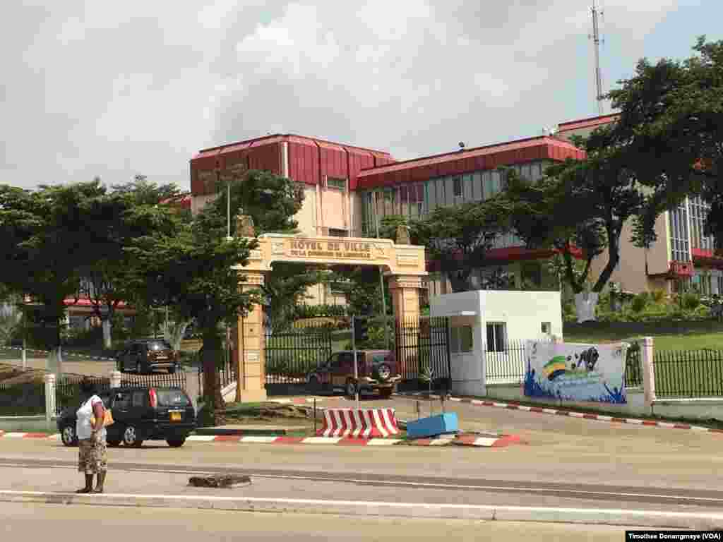 La mairie à Libreville au Gabon, le janvier 2017. (VOA/Timothee Donangmaye)
