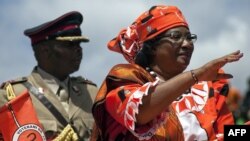 Malawi president Joyce Banda waves to the crowd gathered in Lilongwe for the official launch of her electoral presidential campaign, March 29, 2014 in Lilongwe. 