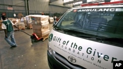 2009年南非慈善组织“施予者的礼物”在南非约翰内斯堡仓库装载运往灾区的物资