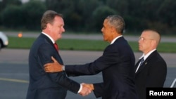 U.S. President Barack Obama (C) is greeted by Estonia's Foreign Minister Urmas Paet after arriving at Tallinn Airport in Tallinn, September 3, 2014.