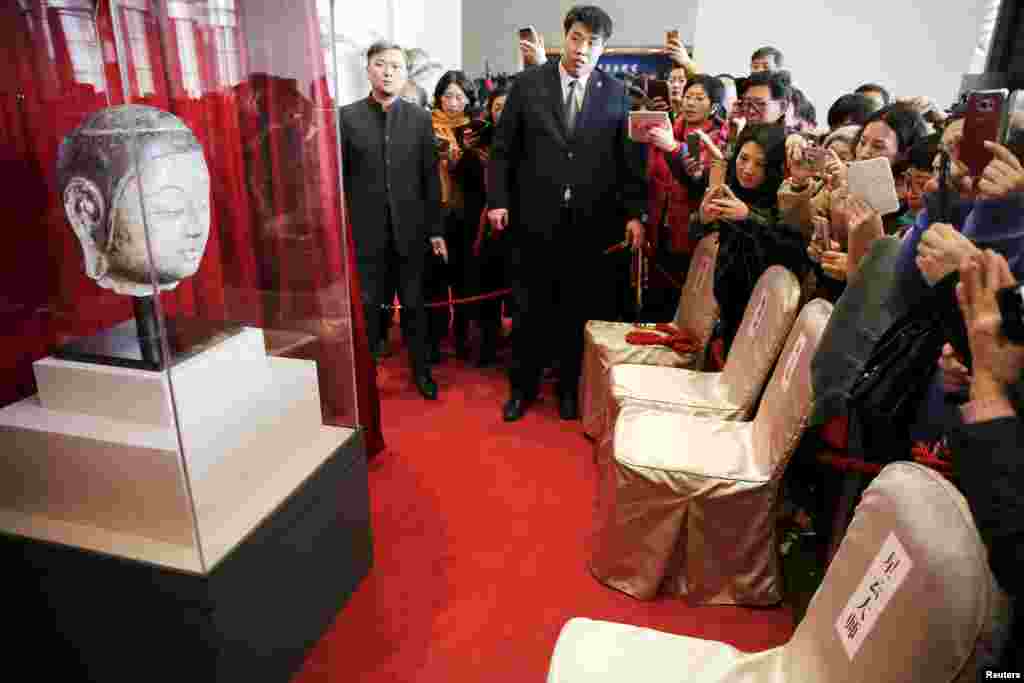 중국 베이징 국립박물관이 1천500년 전 제작된 불상의 머리를 공개했다.