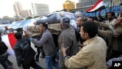 Protesters hold up an effigy of Egyptian President Hosni Mubarak during a a mock funeral at Tahrir Square in Cairo, February 7, 2011