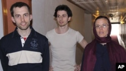 American hikers Shane Bauer (l) Josh Fattal, center, and Sarah Shourd are shown in Tehran, in this 21 May 2010 file photo. Shourd has already been released and back to the U.S. in September.