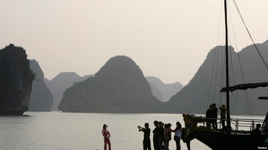 Du khách Trung Quốc chụp ảnh lưu niệm ở Vịnh Hạ Long. REUTERS/Kham