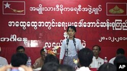 NLD ႐ုံးခ်ဳပ္တြင္ က်င္းပသည့္ လူငယ္မ်ားႏွင့္ ေတြ႕ဆုံပြဲတြင္ ျမန္မာ့ဒီမိုကေရစီ ေခါင္းေဆာင္ ေဒၚေအာင္ဆန္းစုၾကည္ အမွာစကား ေျပာၾကားေနစဥ္။ ဒီဇင္ဘာ ၂၈၊ ၂၀၁၀။