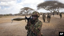 Tentara Kenya mengangkat sebuah peluncur roket saat berjaga di wilayah Tabda, Somalia (Foto: dok). Kelompok al-Shabab Somalia menyatakan telah mengeksekusi seorang tentara Kenya (14/2) dan mengancam akan membunuh lima sandera lainnya apabila tuntutan mereka tidak dipenuhi pemerintah Kenya.
