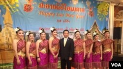ເອກອັກຄະລັດຖະທູດໄມ ໄຊຍະວົງ ແລະຄະນະນັກຟ້ອນ ໃນພິທີ ສະຫຼອງບຸນປີໃໝ່ ພ.ສ 2560 ວັນເສົາ ທີ 29 ເມສາ 2017 ຢູ່ ສະຖານທູດ ສປປ ລາວ ທີ່ນະຄອນຫລວງ ວໍຊິງຕັນ. 