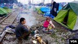 پناهجویانی که از یونان اجازه عبور به مقدونیه را نیافتند در مناطق مرزی چادر زدند.