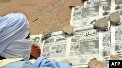 Un Mauritanien lit des journaux dans une rue principale de Nouakchott, le 4 juin 2009. (GEORGES GOBET / AFP)