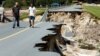 Warga memeriksa jalan di dekat bendungan Danau Patricia yang rusak setelah dilanda badai Florence, di Boiling Spring Lakes, North Carolina, AS. 
