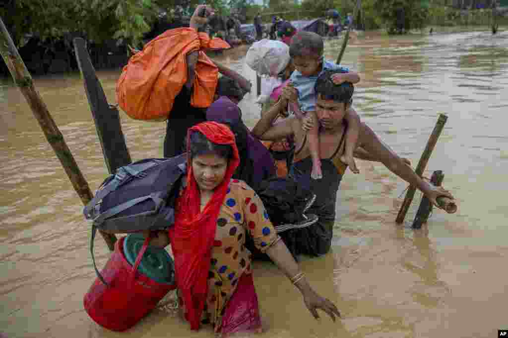 فرار مسلمانان روهینگیا از میانمار به سوی بنگلادش. هزاران نفر در درگیری گروه مسلمانان مسلح به نام آراکان و ارتش میانمار آواره شده اند.