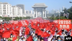 지난해 9월 북한 평양에서 건국 73주년을 맞아 노동자와 학생들이 행진하고 있다.