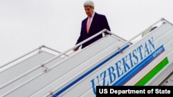 John Kerry Sakataren Harkokin Amurka yayinda ya kai ziyara kasar Uzbekistan dake Asiya 