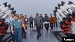 조코 위도도(가운데) 인도네시아 대통령이 남중국해 나투나 제도 인근에서 활동중인 장병들을 격려하고있다. (자료사진)