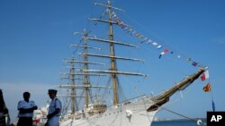 La fragata Libertad será recibida por la presidenta de Argentina Cristina Fernández en el puerto de Mar de Plata.