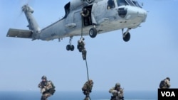 Para anggota unit elit militer AS, Navy SEALs melakukan latihan operasi khusus dengan helikopter (foto: dok.).