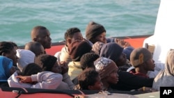 Một nhóm người nhập cư được lực lượng tuần duyên Italia đưa tới bến cảng Sicilia Porto Empedocle, ngày 13/4/2015. Làn sóng di dân có phần chắc sẽ gia tăng trong những tháng sắp tới khi thời tiết ấm lên.